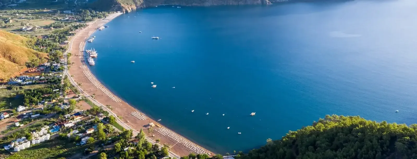 Adrasan koyu, iki kilometrelik kumsalı ve çam ormanı, havadan görünüm