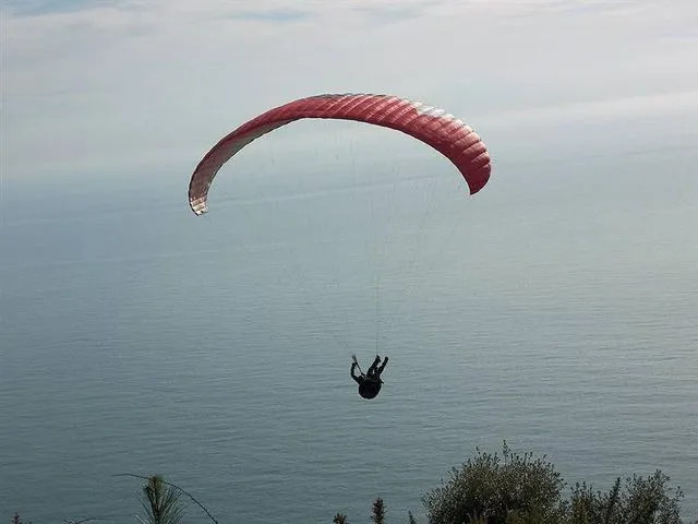 Adrasan'da yamaç paraşütü uçuşundan kareler