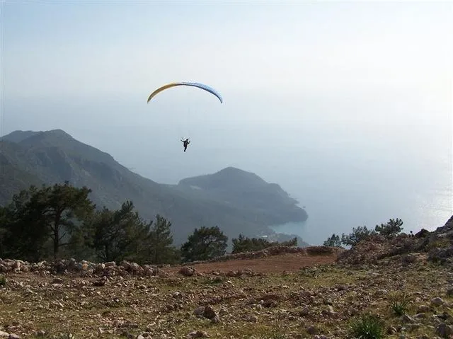 Adrasan'da yamaç paraşütü uçuşundan kareler