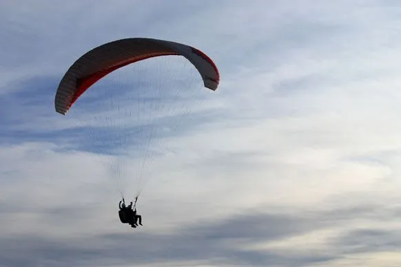 Adrasan'da yamaç paraşütü uçuşundan kareler